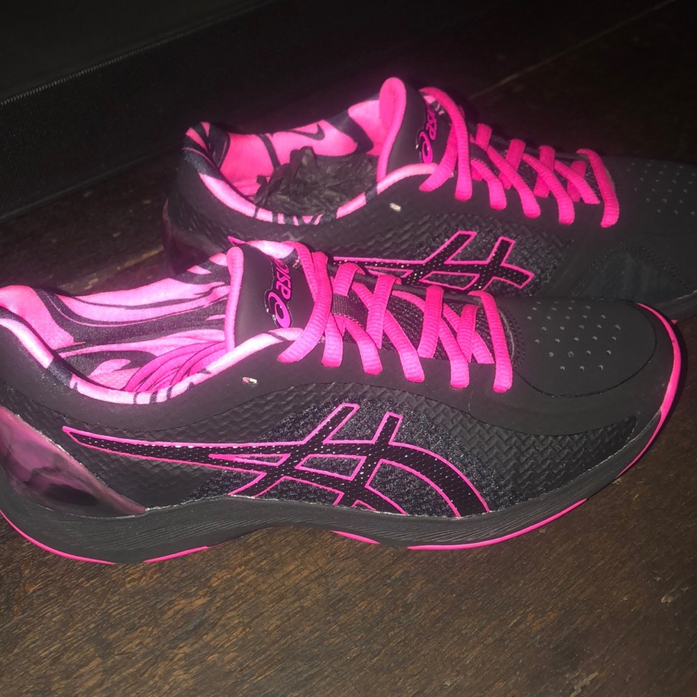💕NEW woman’s ASICS 👟